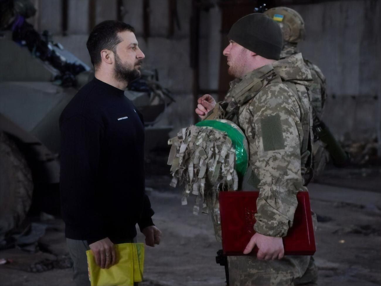 Зеленский вручил награды украинским бойцам, защищающим Бахмут