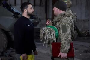 Зеленский вручил награды украинским бойцам, защищающим Бахмут