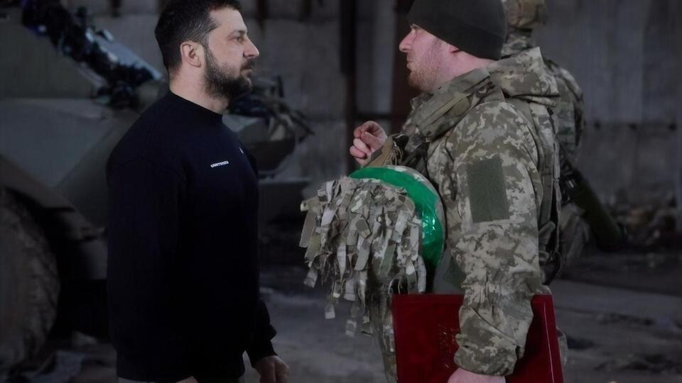 Зеленский вручил награды украинским бойцам, защищающим Бахмут