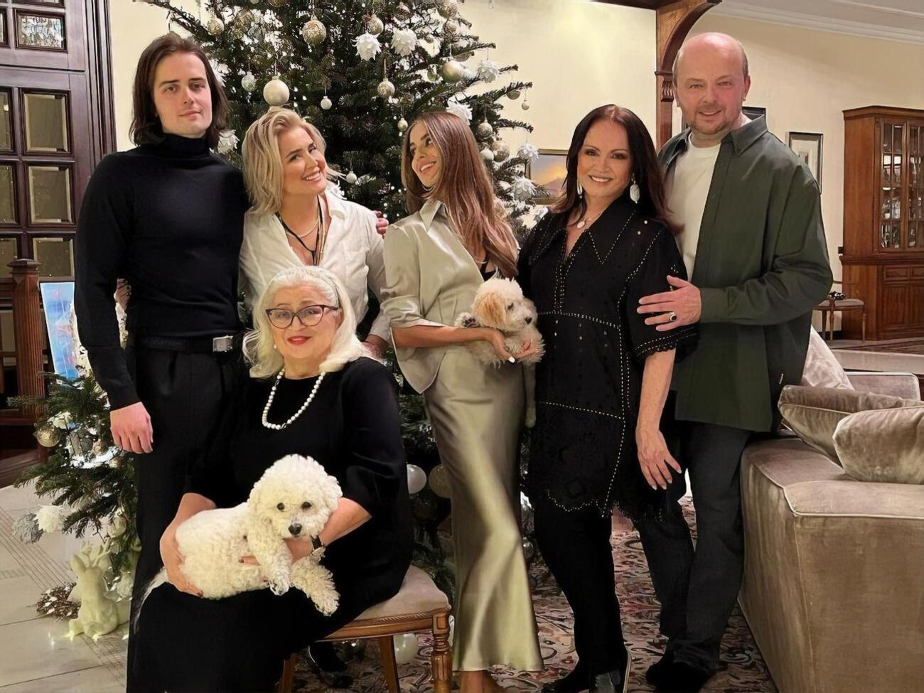 Сваха Ротару (на фото сидить на стільці зліва) померла 17 березня