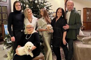 Сваха Ротару (на фото сидить на стільці зліва) померла 17 березня