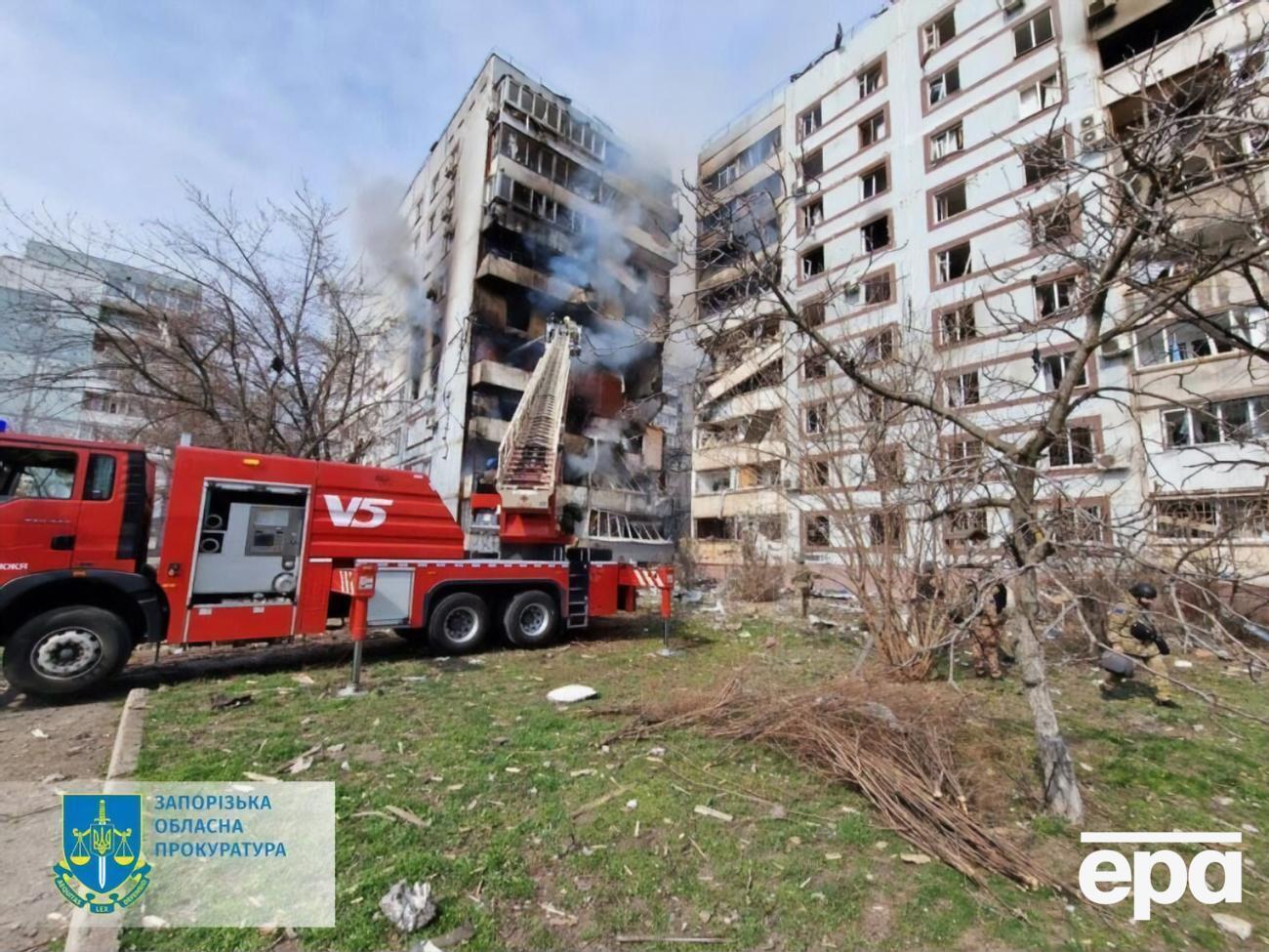 По предварительным данным, российские оккупанты обстреляли жилой сектор Запорожья из дальнобойных РСЗО