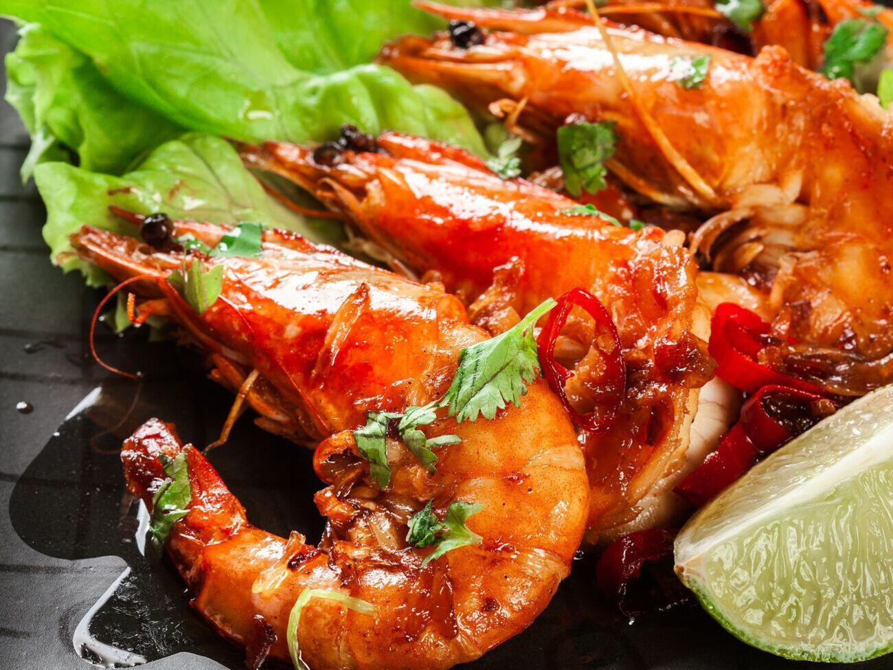 Креветки перед подачей рекомендуется посыпать зеленью