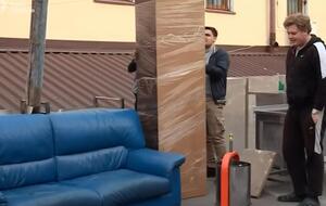 Журналисты видели, как в Лавре грузят диваны и книжные полки