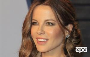 СМИ пишут, что Бекинсейл выглядела сенсационно в платье без белья