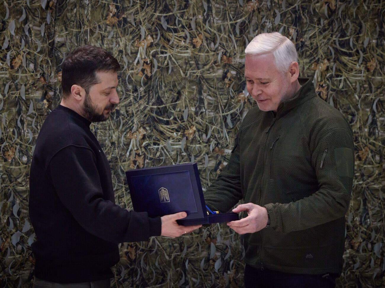 Зеленський (ліворуч) надав Харкову відзнаку "Місто-герой України"