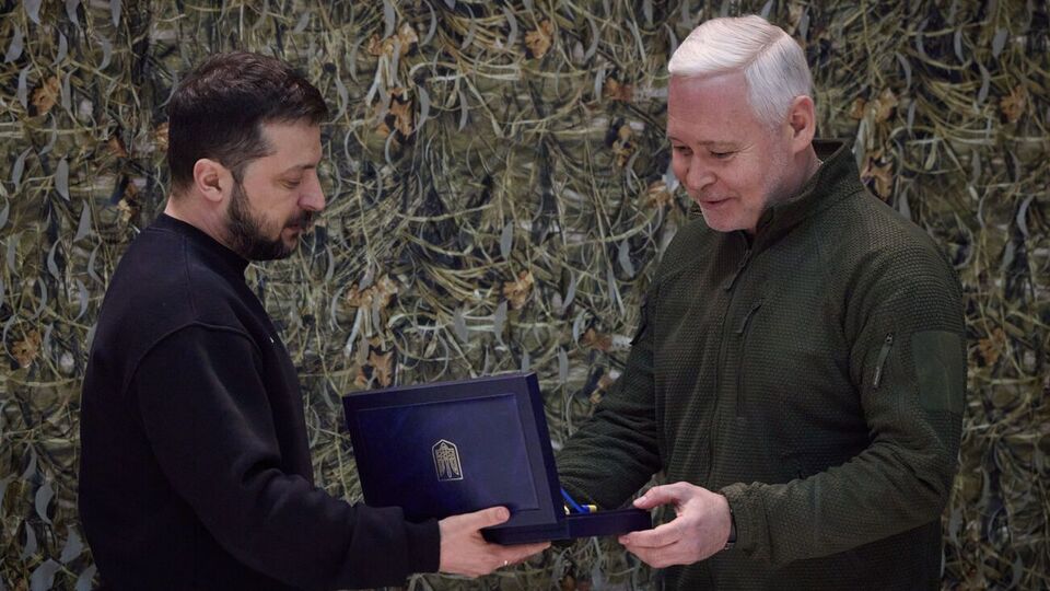 Зеленський (ліворуч) надав Харкову відзнаку "Місто-герой України"