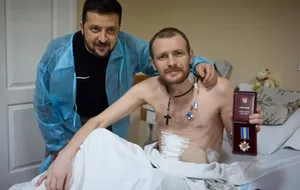 Зеленский пообщался с военнослужащими и вручил им ценные подарки и награды, отметили в ОПУ