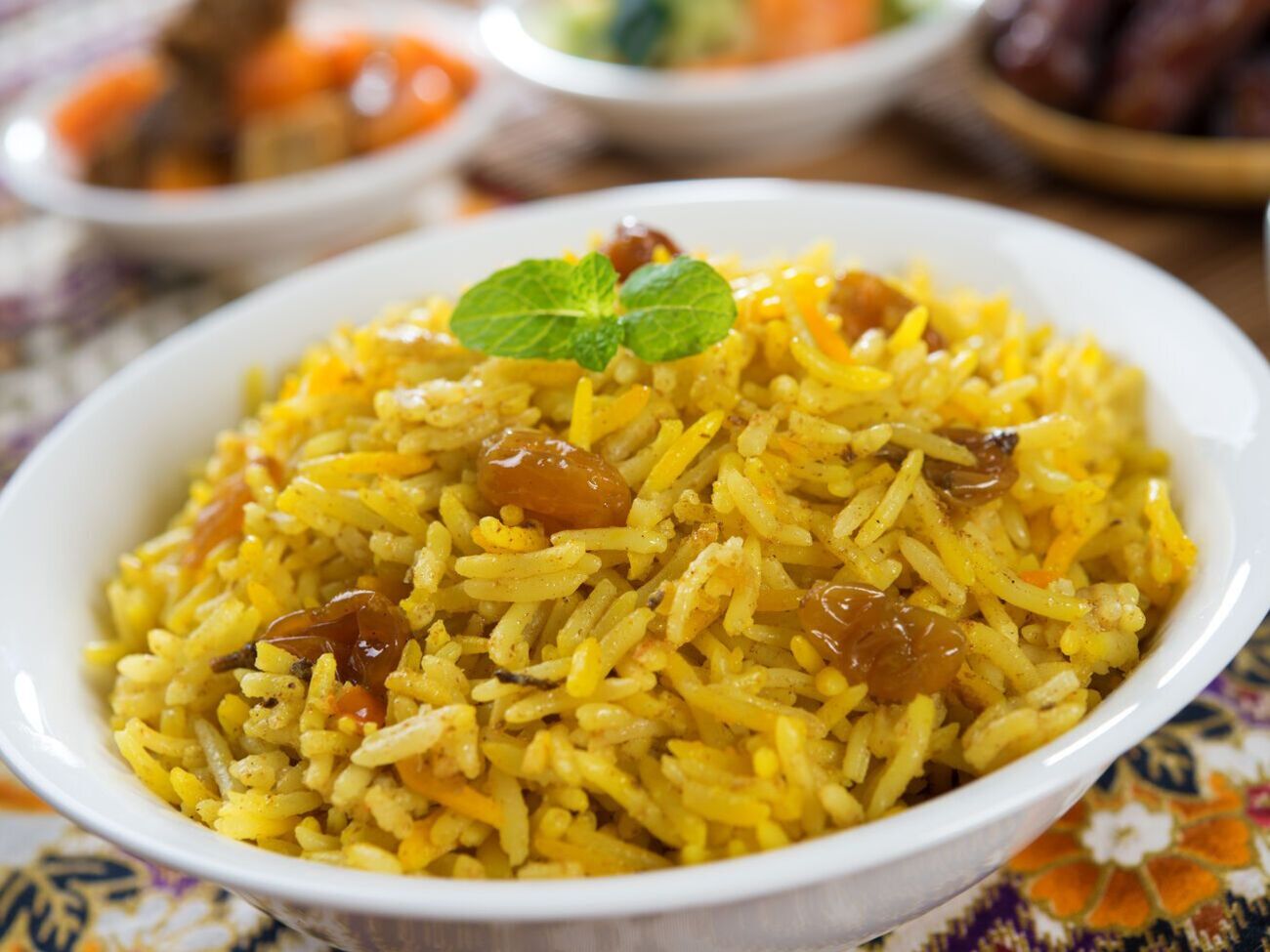 Чтобы после приготовления рис не получился вязким, крупу необходимо предварительно замочить в соленой воде, температура которой составляет около 60&nbsp;&deg;С