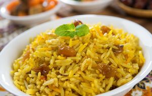 Чтобы после приготовления рис не получился вязким, крупу необходимо предварительно замочить в соленой воде, температура которой составляет около 60 °С