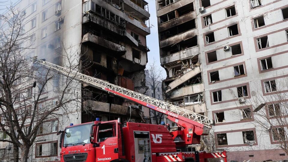 Спасатели ГСЧС Украины извлекли из-под завалов шесть человек и ликвидировали пожар в двух многоэтажках в Запорожье, рассказал Клименко