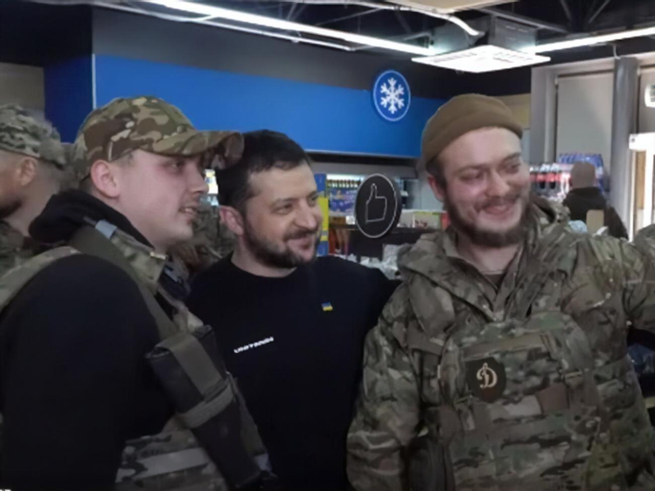 Ожидая, когда будет готов его кофе, президент сделал несколько селфи, а затем фотографировался уже с бумажным стаканом в руках