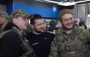 Ожидая, когда будет готов его кофе, президент сделал несколько селфи, а затем фотографировался уже с бумажным стаканом в руках