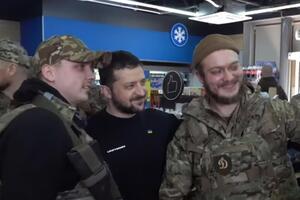 Чекаючи, коли буде готова його кава, президент зробив кілька селфі, а потім фотографувався вже з паперовим стаканом у руках