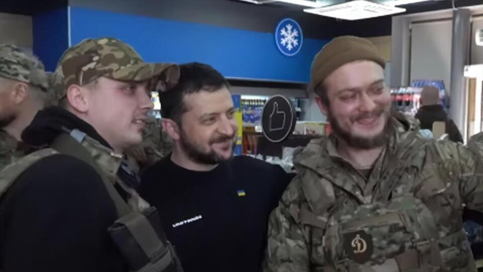 Ожидая, когда будет готов его кофе, президент сделал несколько селфи, а затем фотографировался уже с бумажным стаканом в руках