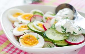 Для заправки салата можно использовать сметану или майонез