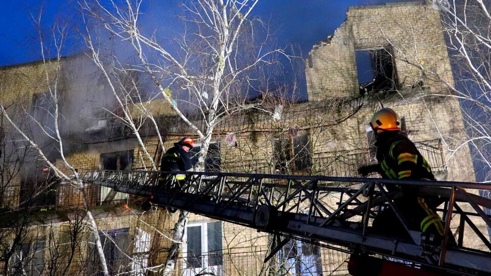 Оккупанты ударили по Ржищеву дронами, спасатели сутки разбирали завалы