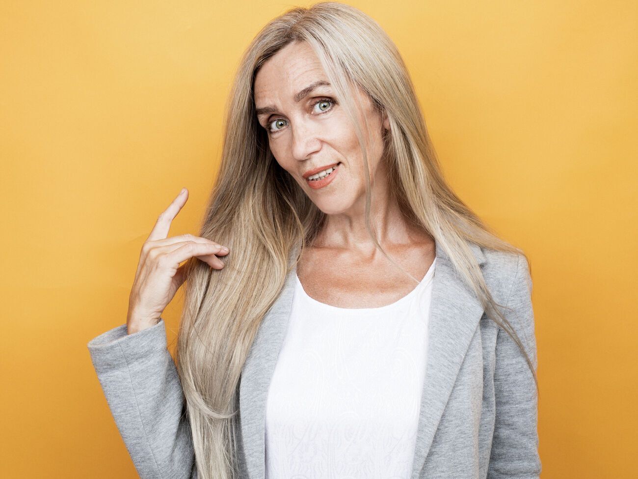 З віком волосся жінок стає тоншим, тому під час фарбування сивого волосся варто враховувати, який відтінок надасть зачісці об'єм, а який підкреслить недоліки