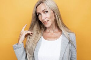 З віком волосся жінок стає тоншим, тому під час фарбування сивого волосся варто враховувати, який відтінок надасть зачісці об'єм, а який підкреслить недоліки