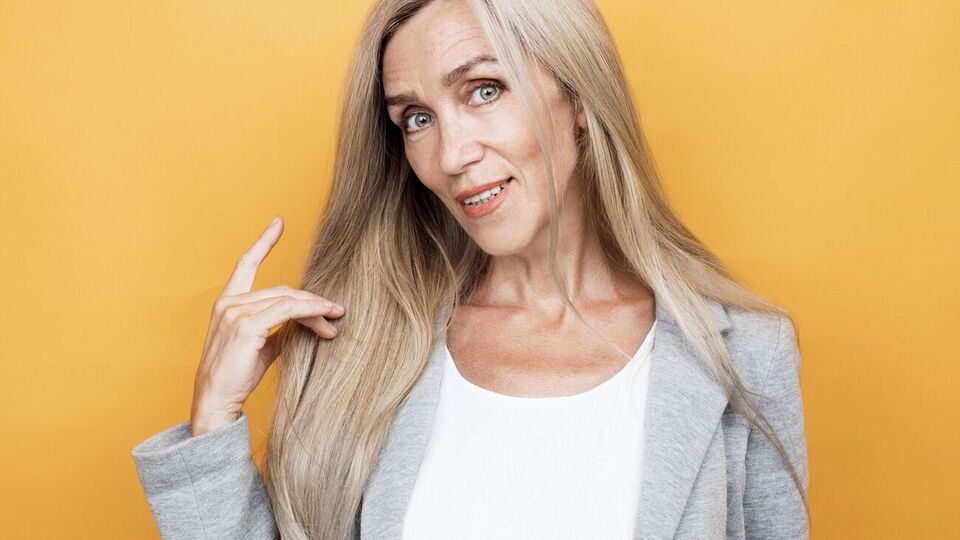 З віком волосся жінок стає тоншим, тому під час фарбування сивого волосся варто враховувати, який відтінок надасть зачісці об'єм, а який підкреслить недоліки