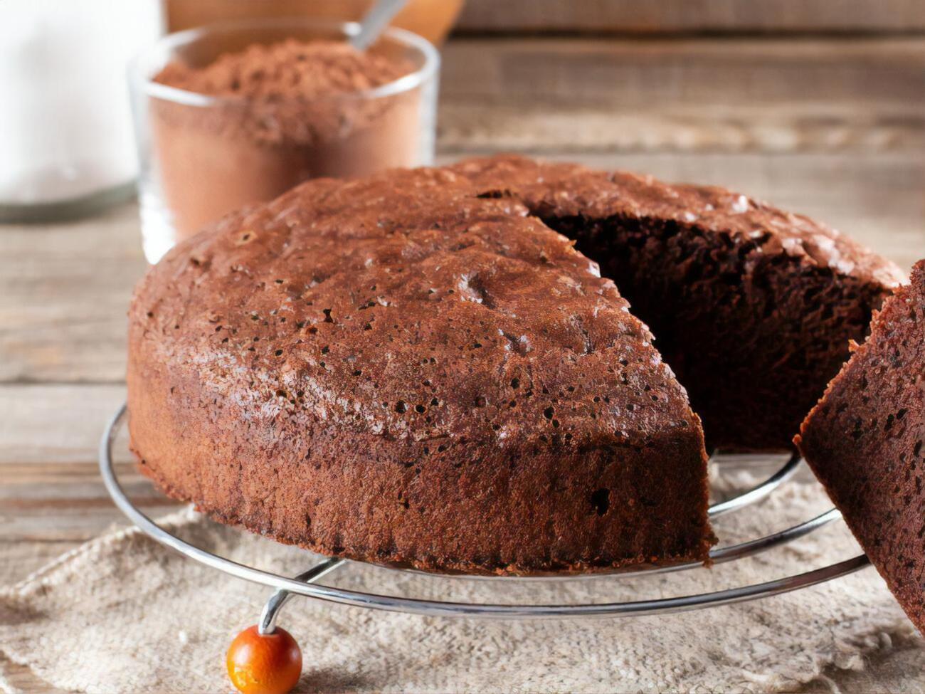 Перед подаванням пиріг можна посипати цукровою пудрою