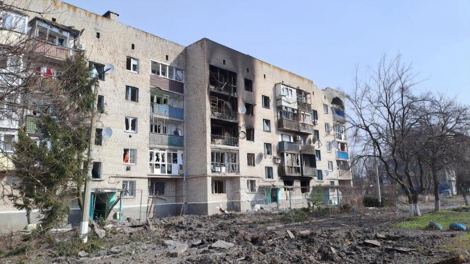 В результате российских обстрелов разрушены дома, есть погибшие и раненые