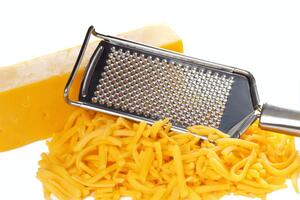 Тертий сир можна отримати як за допомогою тертки, так і без неї