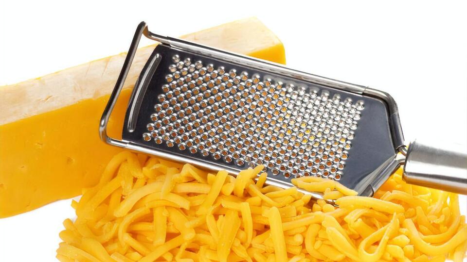 Тертый сыр можно получить как с помощью терки, так и без нее