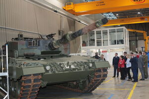 Роблес посетила оружейный завод в провинции Севилья, проверив ввод в эксплуатацию шести танков Leopard 2A4 для Украины