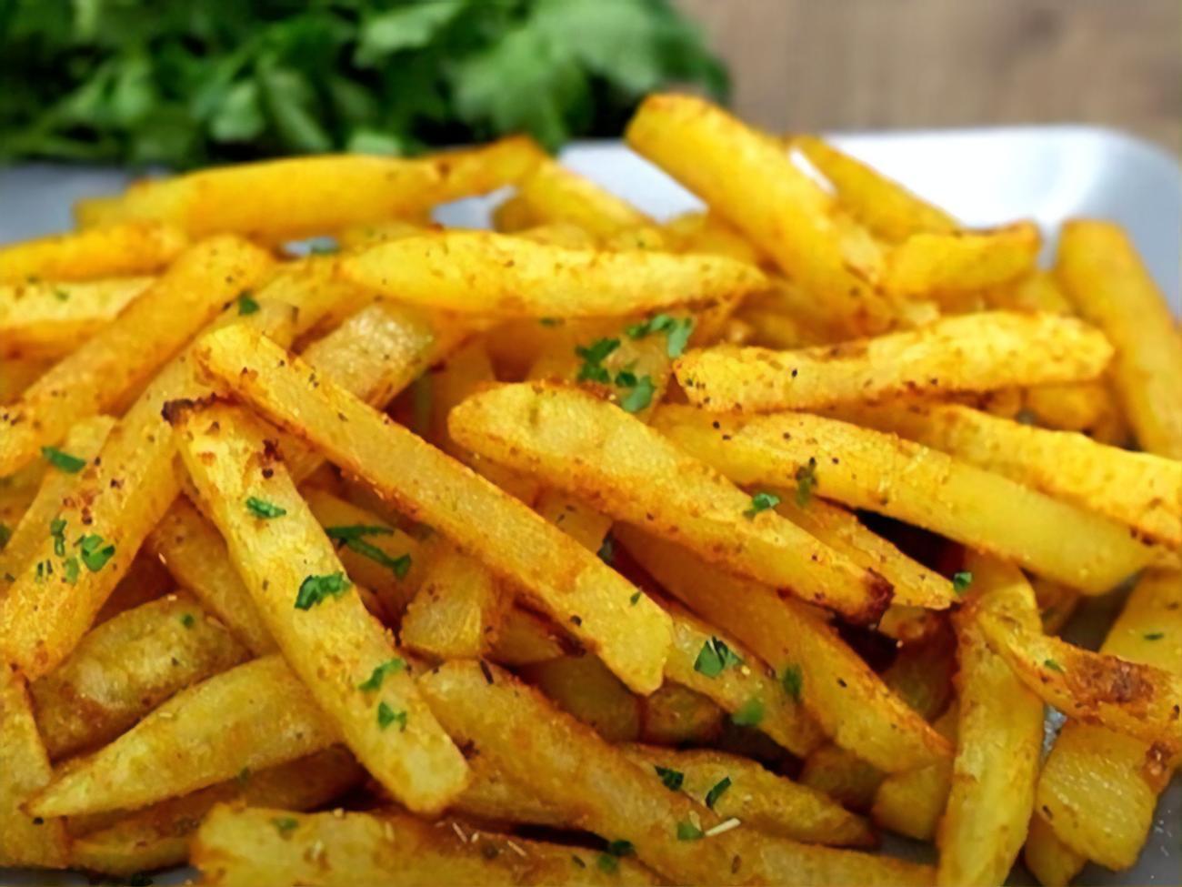 Картофель запекается в духовке&nbsp;25 минут при температуре&nbsp;200 &deg;С