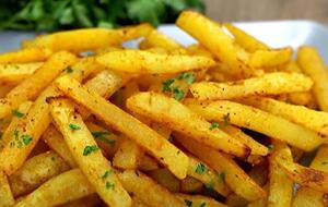 Картофель запекается в духовке 25 минут при температуре 200 °С