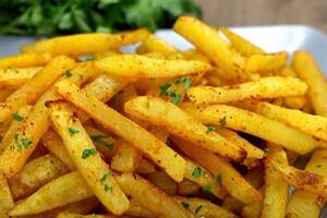 Картофель запекается в духовке 25 минут при температуре 200 °С