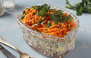 Салат можно подавать сразу после приготовления