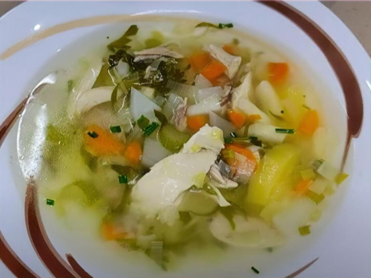 Для приготовления супа понадобятся морковь, сельдерей, картофель, лук-порей и пастернак