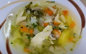 Для приготовления супа понадобятся морковь, сельдерей, картофель, лук-порей и пастернак