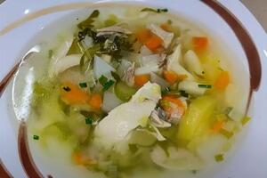 Для приготовления супа понадобятся морковь, сельдерей, картофель, лук-порей и пастернак