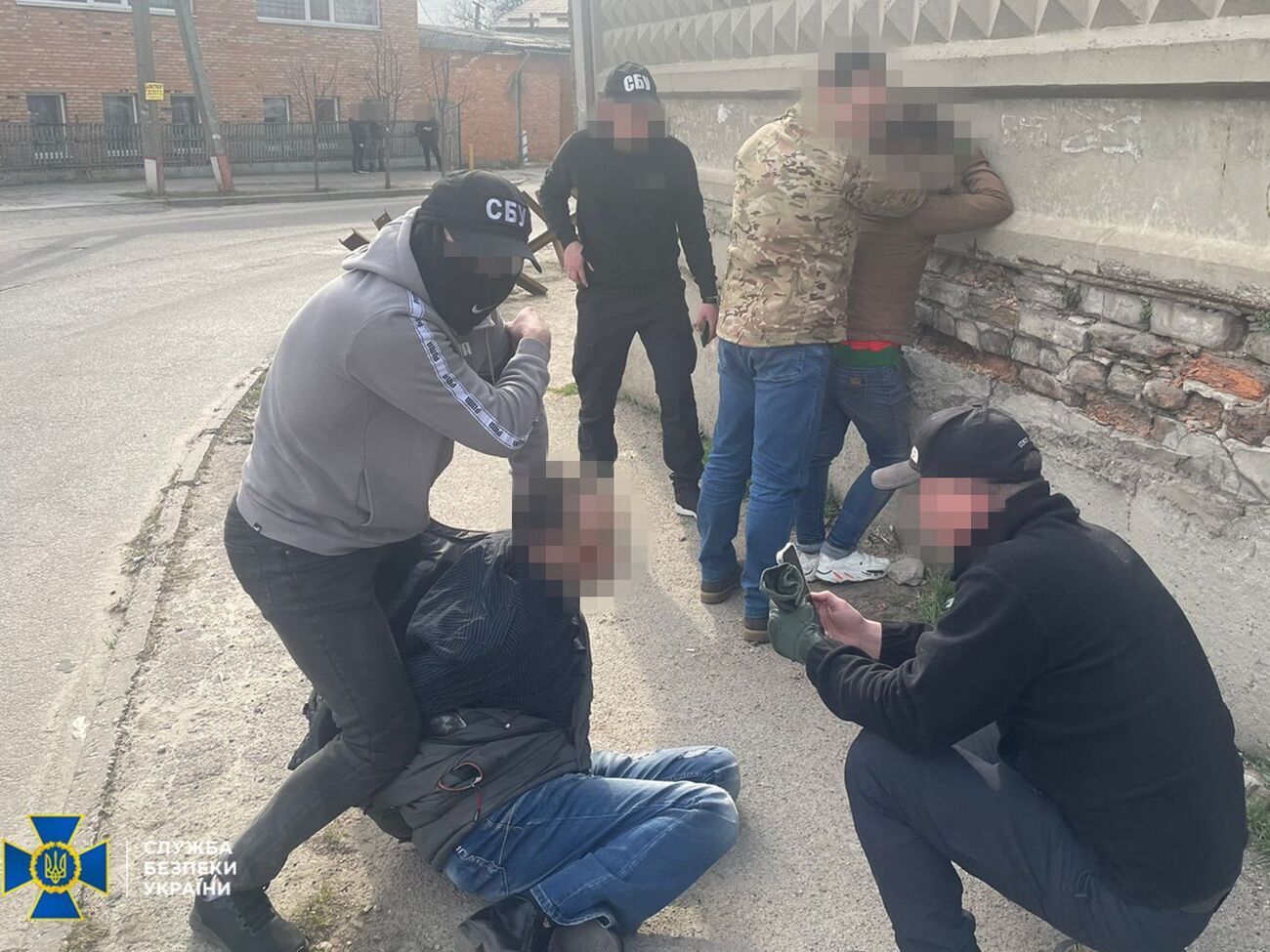 Задержанным сообщили о подозрении в госизмене, и суд отправил их под стражу