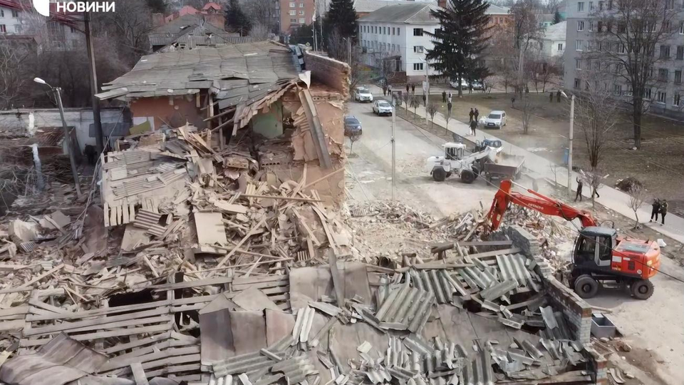 Наслідки російського бомбардування в Білопіллі Сумської області