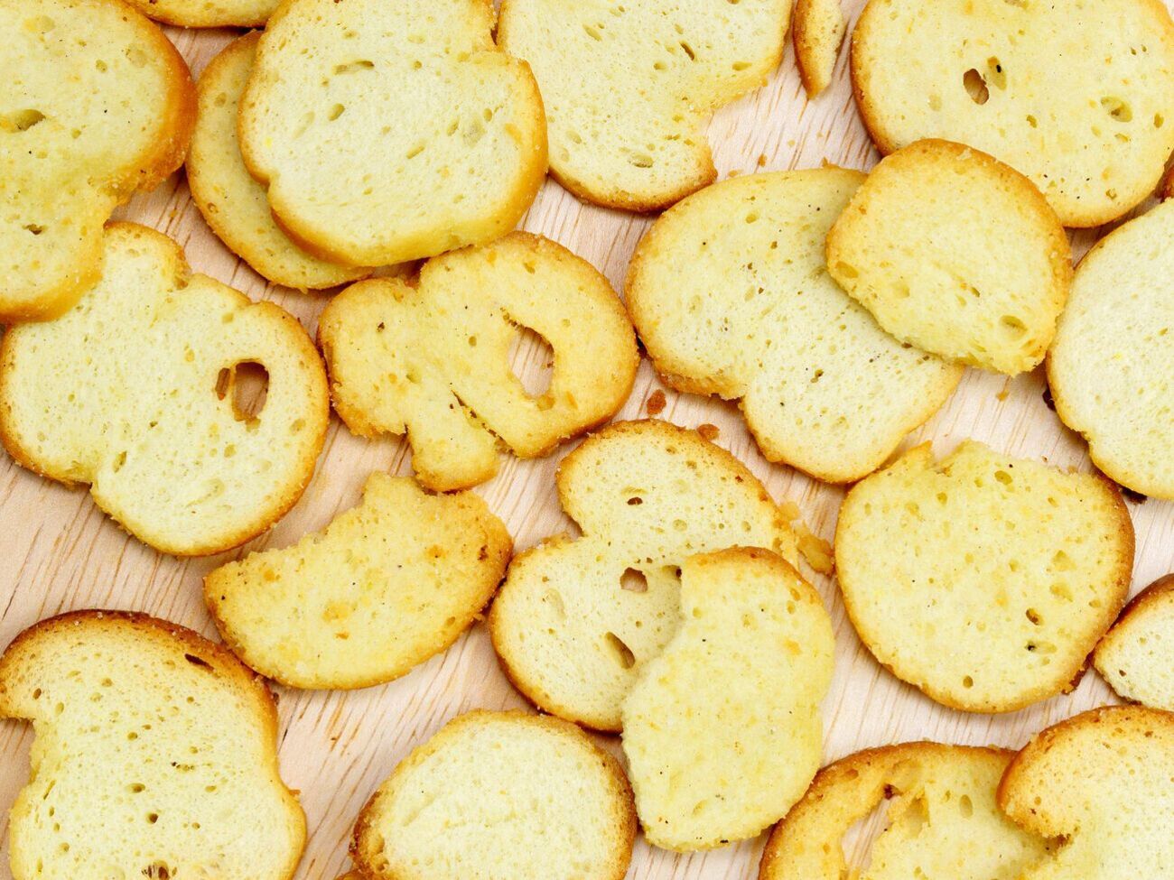 Из черствого хлеба можно быстро приготовить вкусные гренки