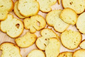 Из черствого хлеба можно быстро приготовить вкусные гренки