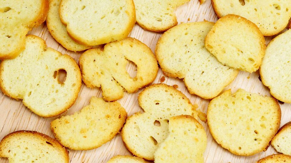 Из черствого хлеба можно быстро приготовить вкусные гренки