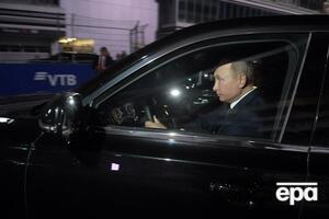 Путин (на фото) ездит на двух машинах Aurus, чтобы не было известно, в какой из них он сидит, отметил Белковский