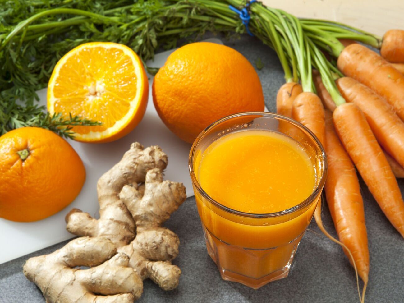 Для приготовления смузи все продукты нужно измельчить в блендере