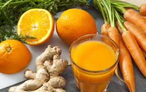Для приготовления смузи все продукты нужно измельчить в блендере