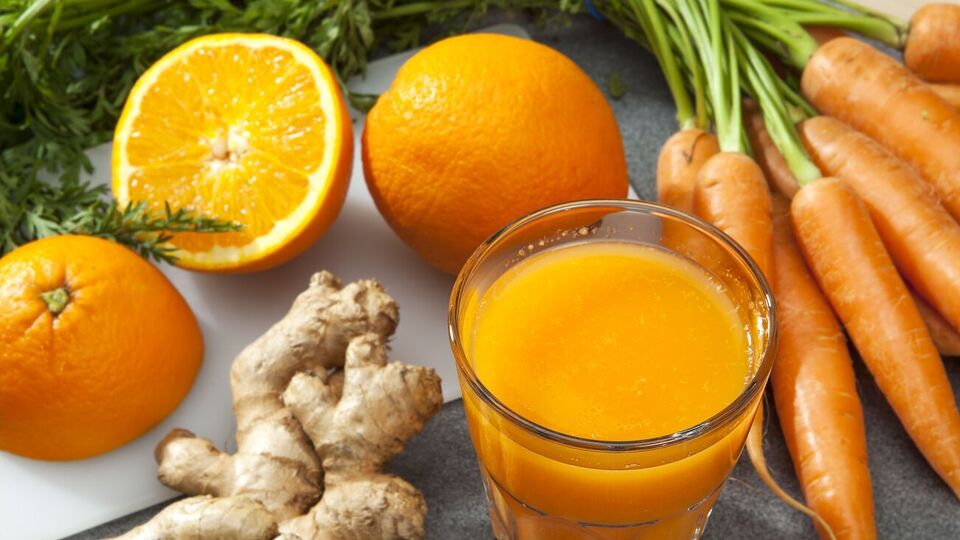 Для приготовления смузи все продукты нужно измельчить в блендере