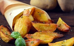 Клопотенко рекомендует подавать запеченный картофель с сырным соусом