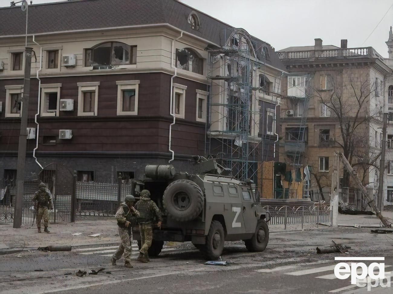 Россияне перевозят пополнения на север Донецкой области через Мариуполь, сообщил советник мэра города