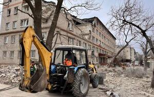 Коммунальщики убирают последствия российской атаки