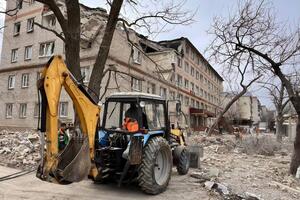 Коммунальщики убирают последствия российской атаки