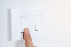 Різке масове вимкнення, а потім увімкнення світла – це зайве навантаження, яке не йде на користь надійності енергосистеми, пояснили в компанії